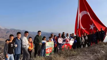 Erzurum'un Oltu ilçesinde 30 Ağustos Zafer Bayramı etkinlikleri kapsamında Sitare Dağı'na tırmanıldı
