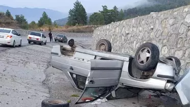 Denizli'de yağış nedeniyle otomobil şarampole devrildi: 2 yaralı