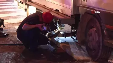 Ataşehir'de Kamyonet MOBESE Direğine Çarptı, Şans Eseri Yaralanan Yok