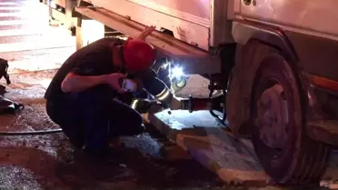 Ataşehir'de Kamyonet MOBESE Direğine Çarptı, Kimse Yaralanmadı