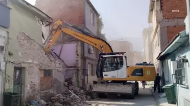 Osmangazi Belediyesi, Tehlike Arz Eden Metruk Binaları Yıkmaya Devam Ediyor