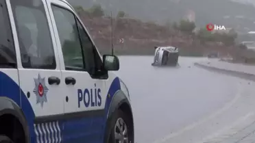 Antalya'da Trafik Kazası: Virajda Yan Yatan Araçta İki Hafif Yaralı