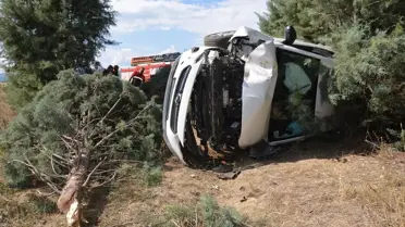 Uşak'ta Otomobil Kazası: Anne ve İkiz Bebekler Hastaneye Kaldırıldı