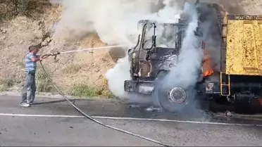 Çorum'un Oğuzlar ilçesinde kamyonda çıkan yangın söndürüldü