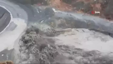 Elazığ'da Sel: 10 Köy Yolunu Kapattı
