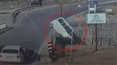 Servis minibüsü dereye uçtu! O anlar kamerada