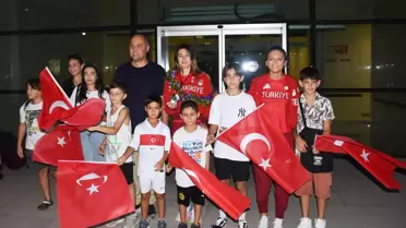 Aysel Önder'e İzmir'de Çiçek Eşliğinde Karşılama