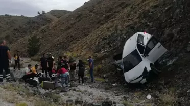Erzincan'da Otomobil Şarampole Devrildi