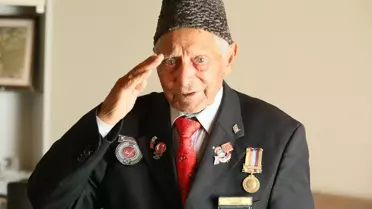 92 Yaşındaki Gazi, Kore Savaşı Anılarını Şiirle Anlatıyor