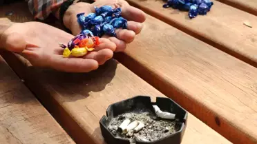 Sigarayı Bıraktı, Şeker Dağıtıyor