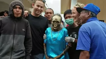 Endonezya'daki Torajan kabilesinin şaşırtıcı geleneği: Ölmüş akrabalarını mezardan çıkarıp fotoğraf çekiyorlar