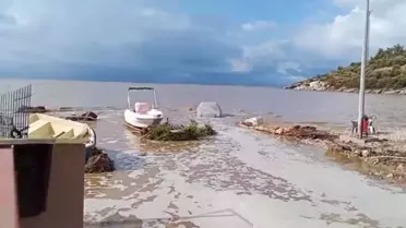 Menderes'te Sağanak Nedeniyle Yol Çöktü