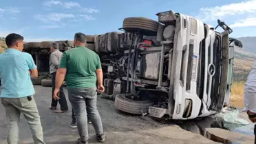 Siirt'te Tır Devrildi, Karayolu Kapandı