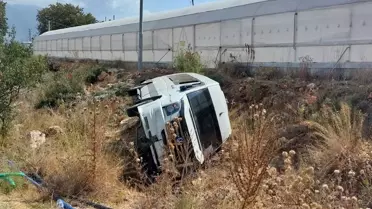 Demre'de Tur Minibüsü Devrildi: 13 Yaralı