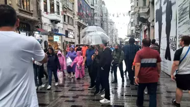 Taksim'de Sağanak Yağış Zor Anlar Yaşattı