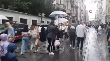 Taksim'de Sağanak Yağış Zor Anlar Yaşattı
