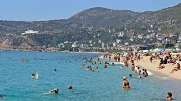 Alanya'da Güneşli Günü Değerlendiren Tatilciler
