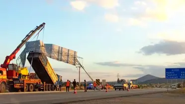Bozkır'da Tır Trafik Levhasına Çarptı