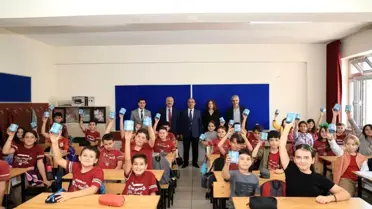 Gebze Belediyesi Öğrencilere Kumbara Hediye Etti