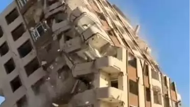 Hatay'da 8 Katlı Bina Kontrollü Olarak Yıkıldı