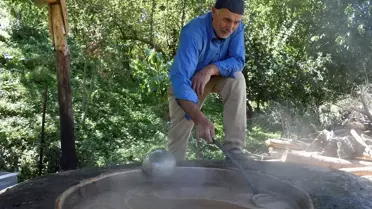 Hizan'da Geleneksel Üzüm Pekmezi Üretimi