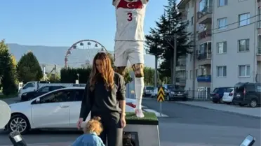 Heidi Demiral Bozkurt Heykelinin Önünde Poz Verdi