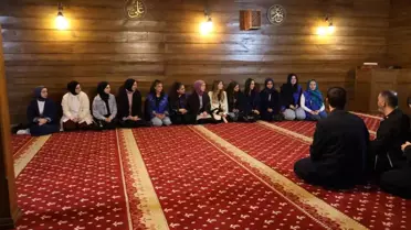 Gönüllü Gençler Cuma Cami'ni Ziyaret Etti