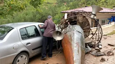 Fırtına cami minaresini otomobilin üzerine devirdi