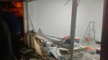 Tokat'ta iş yerine giren otomobilin sürücüsü yaralandı