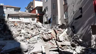 Kırıkkale'de hasarlı binanın yıkımında 3 bina zarar gördü
