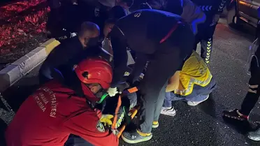 Ayvalık'ta Minibüs, Polis Araçına Çarptı: 3 Yaralı
