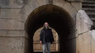 Antik kentteki tiyatrodan etkilenerek başladığı sanat hayatında 45 yılı geride bıraktı