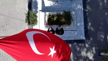 FETÖ elebaşının ölümü sonrası vatandaşlar Şehit Ömer Halisdemir'in kabrine akın etti