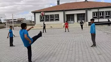 Eskil'de Ayak Tenisi Müsabakaları Başladı