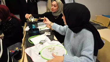 Endonezyalı Öğrenciler Batik Sanatını Tanıttı