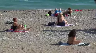Antalya'da Güneşli Havada Denize Girme Keyfi