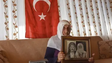 Asırlık çınar Güllü nine, Cumhuriyet'in 101. yılına şahitlik ediyor