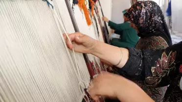 Van'da Kadınlar Kilim Dokuyarak Kültürü Yaşatıyor