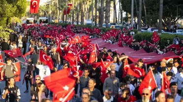 Mersin'de 101 metre uzunluğunda Türk bayrağıyla yürüyüş yapıldı