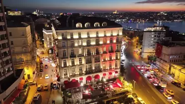 Cumhuriyet'in 101. Yıldönümü Beyoğlu'nda Görkemli Bir Baloyla Kutlandı