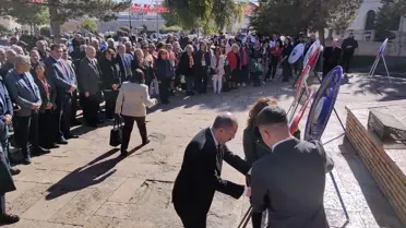 Sivas'ta CHP İl Teşkilatı Atatürk Anıtı'na çelenk sundu