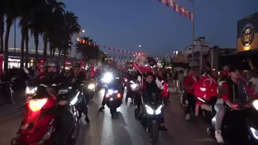 Kuşadası'nda Binlerce Kişi Cumhuriyet İçin Yürüdü