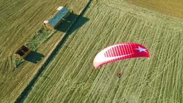 Sivas'ta Yamaç Paraşütü Gösterisi