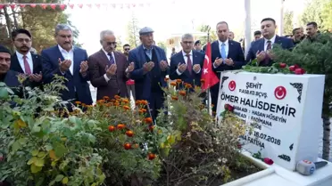 Bakan Uraloğlu, şehit Ömer Halisdemir'in kabrini ziyaret etti