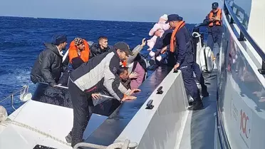 Bozcaada'da 19 Düzensiz Göçmen Kurtarıldı
