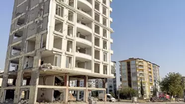 Adıyaman'da Orta Hasarlı Binaların Yıkımına Başlandı