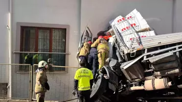 Kartal'da Tır Kazası: Sürücü Kurtarıldı