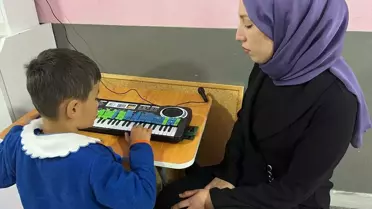 Arife Öğretmen, Kırıkbozu İlkokulu'nda Fark Yaratıyor