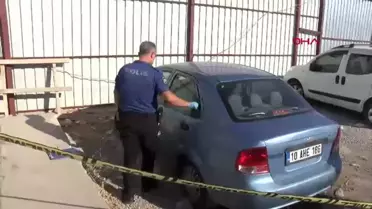 Antalya'da park halindeki otomobilde yarı çıplak erkek cesedi bulundu