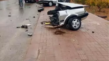 Antalya'da Direğe Çarpan Araç İkiye Bölündü